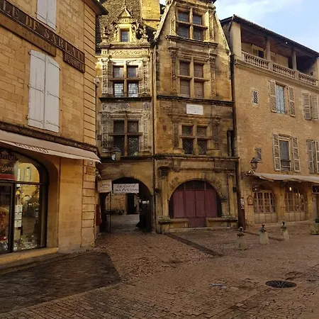 Confort Le Moulin Rouge 3*