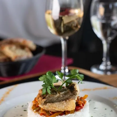 Confort Le Moulin Rouge Otel 3*