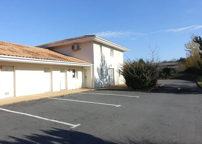 Confort Le Moulin Rouge מלון