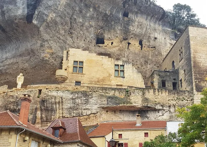 Confort Le Moulin Rouge מלון 3*