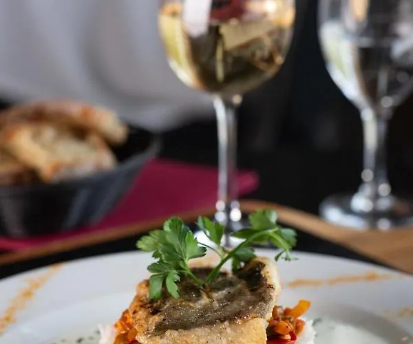 Confort Le Moulin Rouge מלון 3*