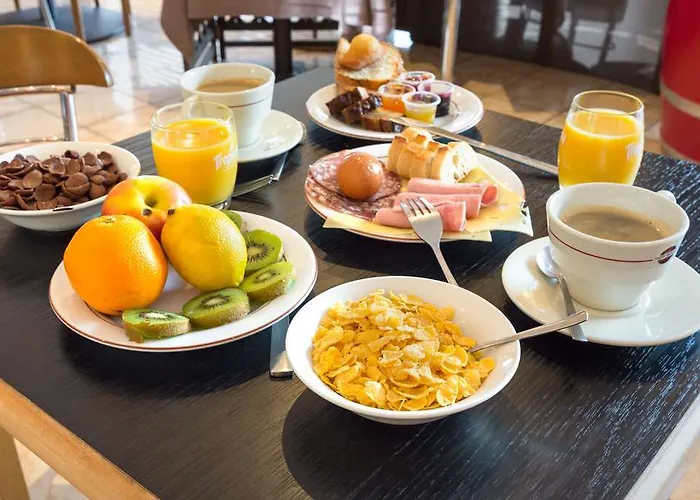 Confort Le Moulin Rouge מלון