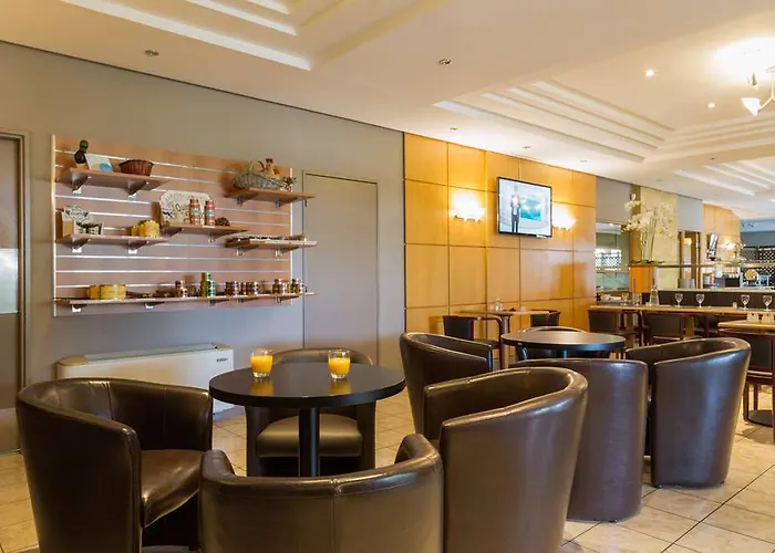 מלון Confort Le Moulin Rouge 3*