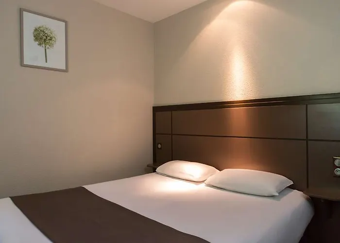 Confort Le Moulin Rouge מלון 3*